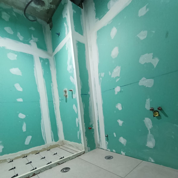Baño con azulejos decorativos patchwork en blanco y negro — antes
