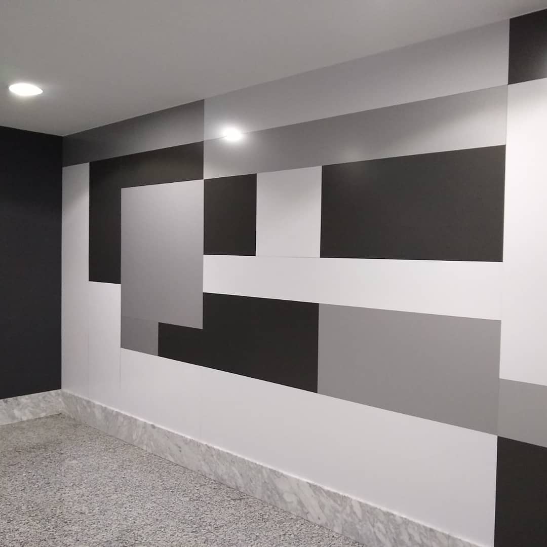 Escalera de comunidad con pintura geométrica en blanco y negro